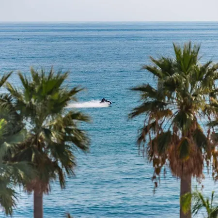 Sun Coast -- Superb With 4 Pools, Gardens & Breakfast *